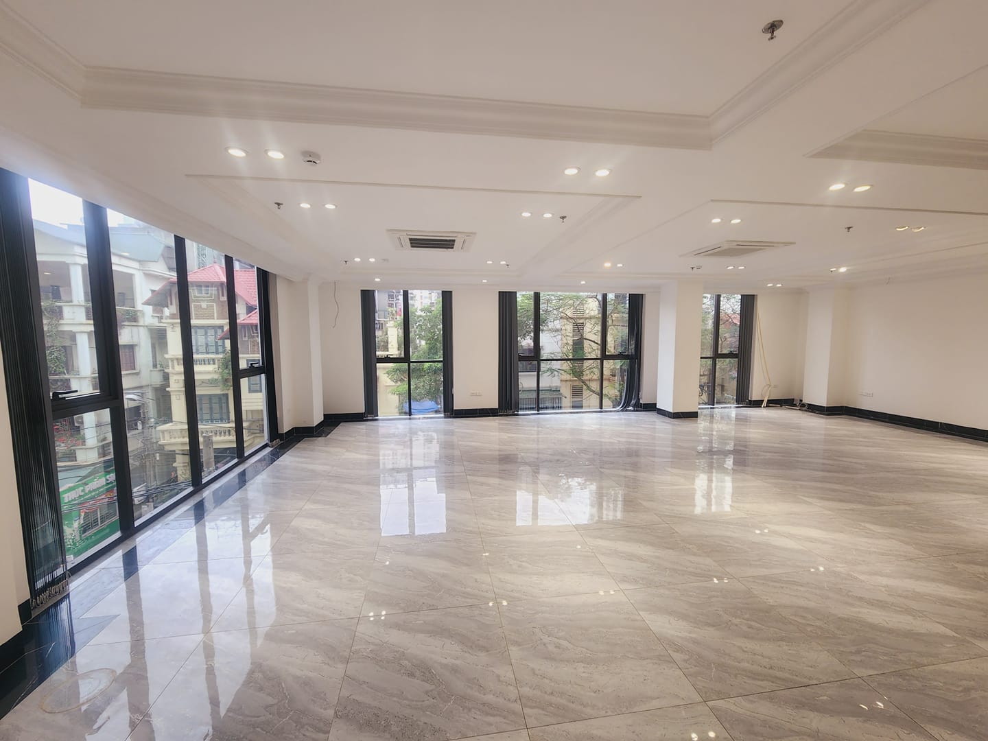 Tòa Building Lô góc siêu VIP Hoàng Quốc Việt 114m 9T, Ô tô tải tránh, 68 tỷ