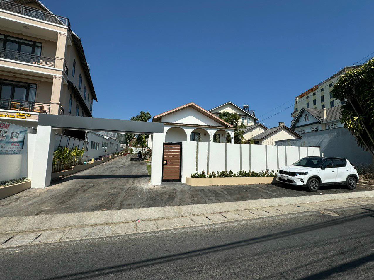 Bán căn villa kèm miếng đất 742m2 mặt tiền Yersin P9 Đà Lạt