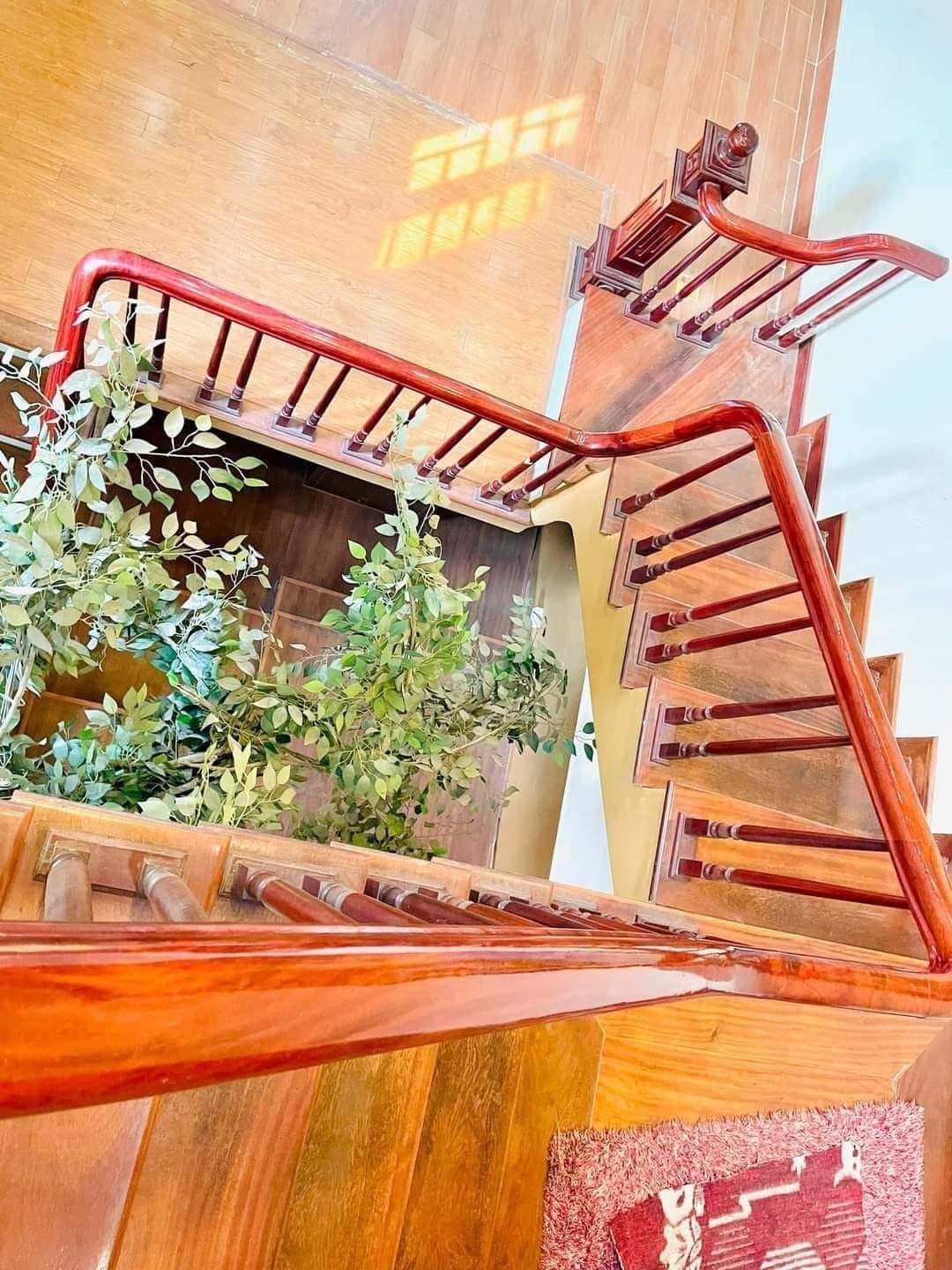 Bán nhà mặt Hồ Hạ Đình, DT 51 x 5 tầng, vị trí kinh doanh sầm uất nhất Hồ Hạ Đình