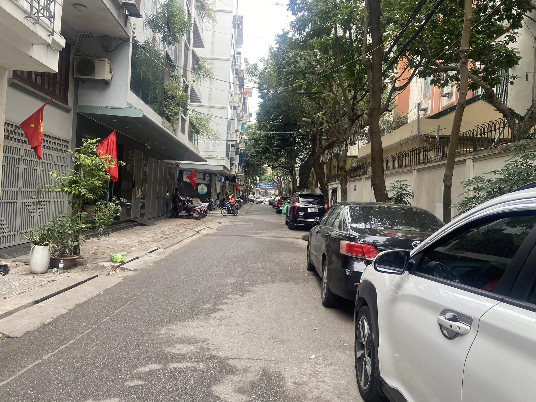 PHÂN LÔ Ô TÔ TRÁNH VỈA HÈ Ô CHỜ THANG MÁY PHỐ PHẠM TUẤN TÀI, CẦU GIẤY 0981858892