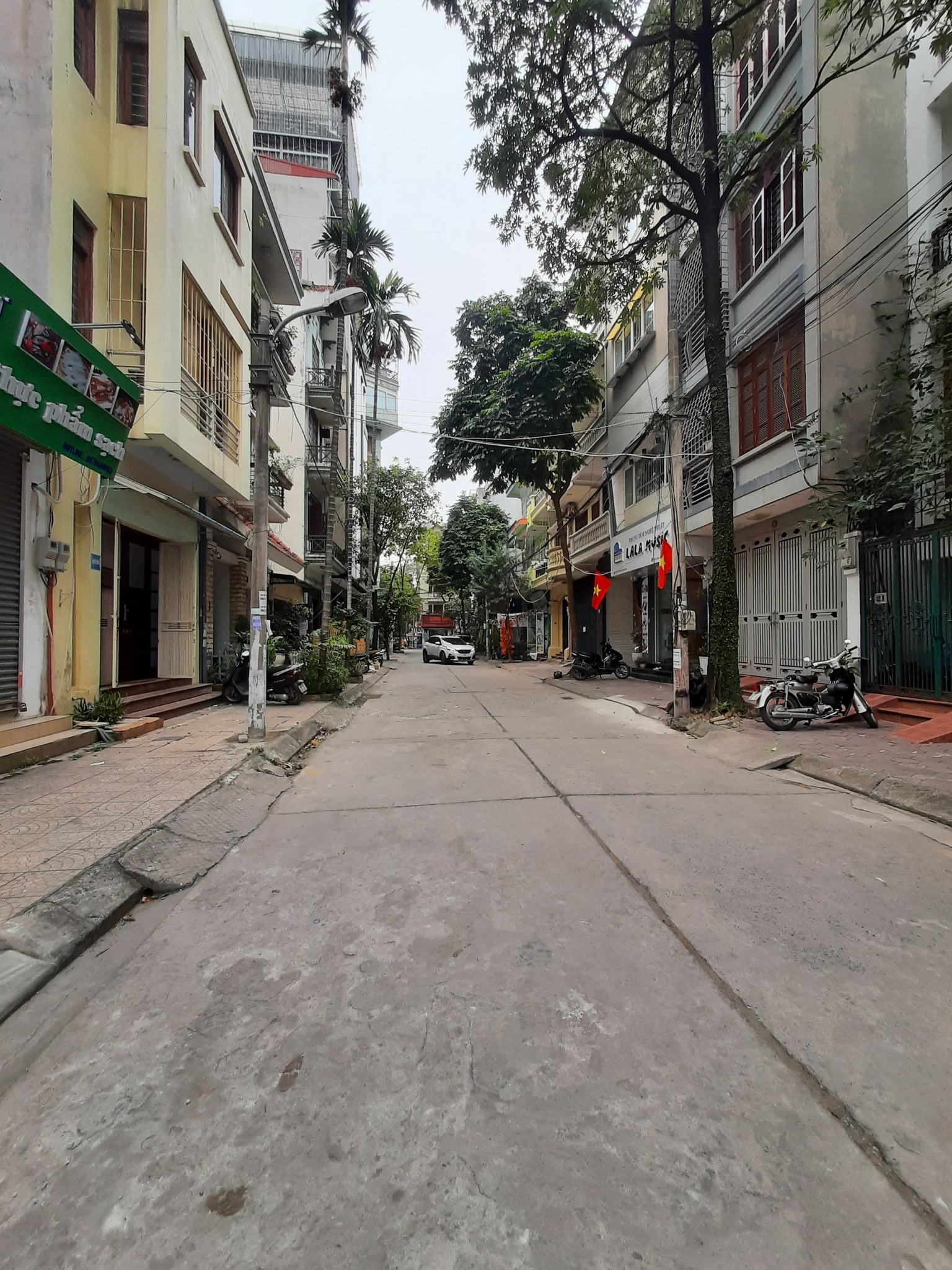 NHÀ PHÂN LÔ HOÀNG QUỐC VIỆT - Ô TÔ TRÁNH - KINH DOANH - GẦN PHỐ 0981858892