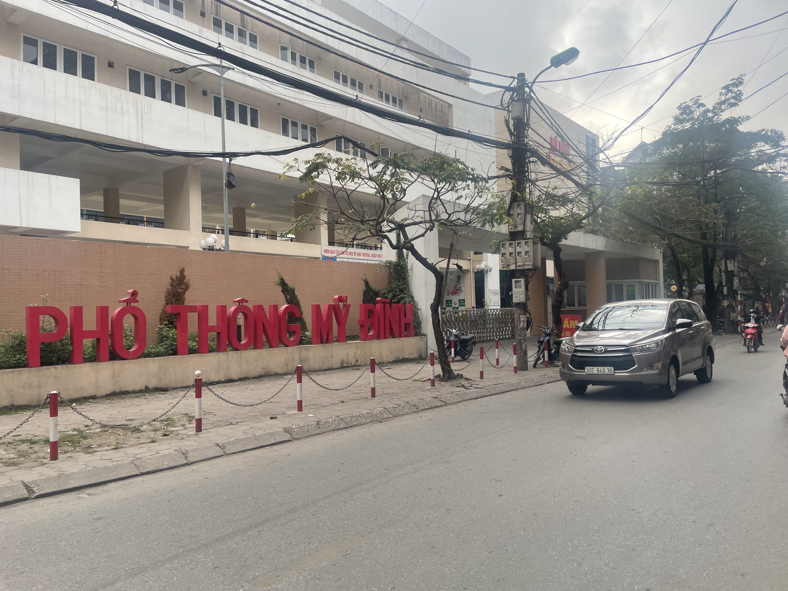 Cần bán gấp nhà mặt phố lô góc Mỹ Đình.