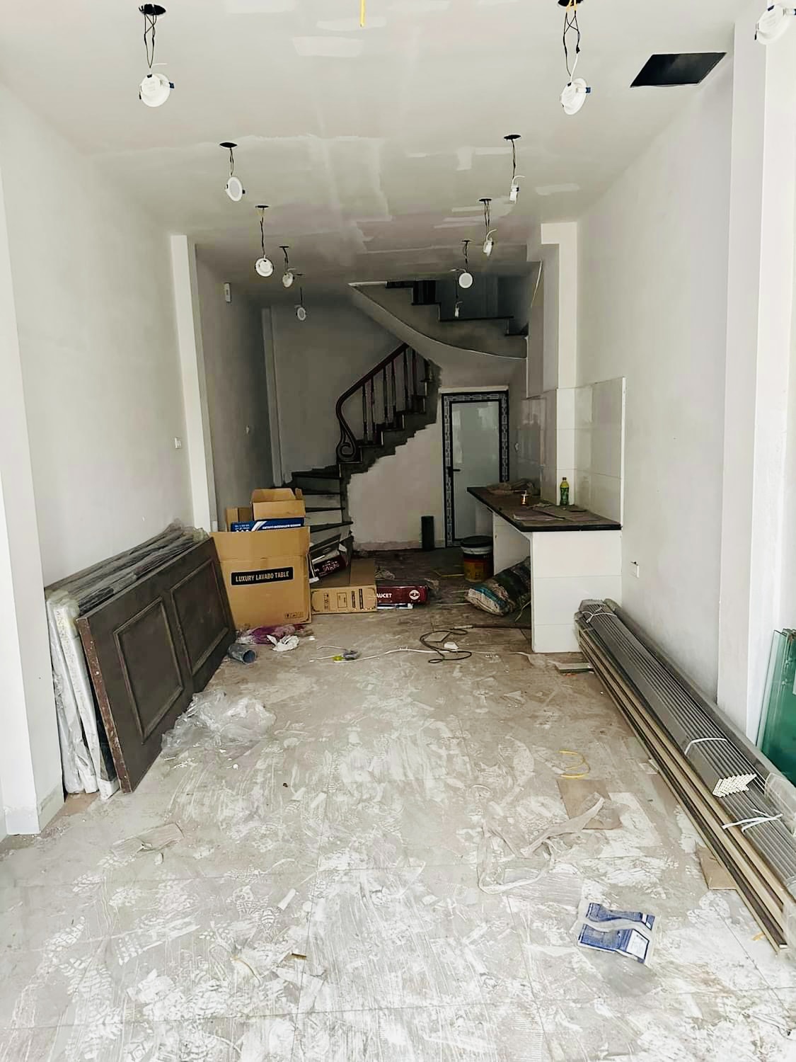 BÁN NHÀ MIÊU NHA ÔTÔ VÀO NHÀ TRUNG TÂM KINH DOANH