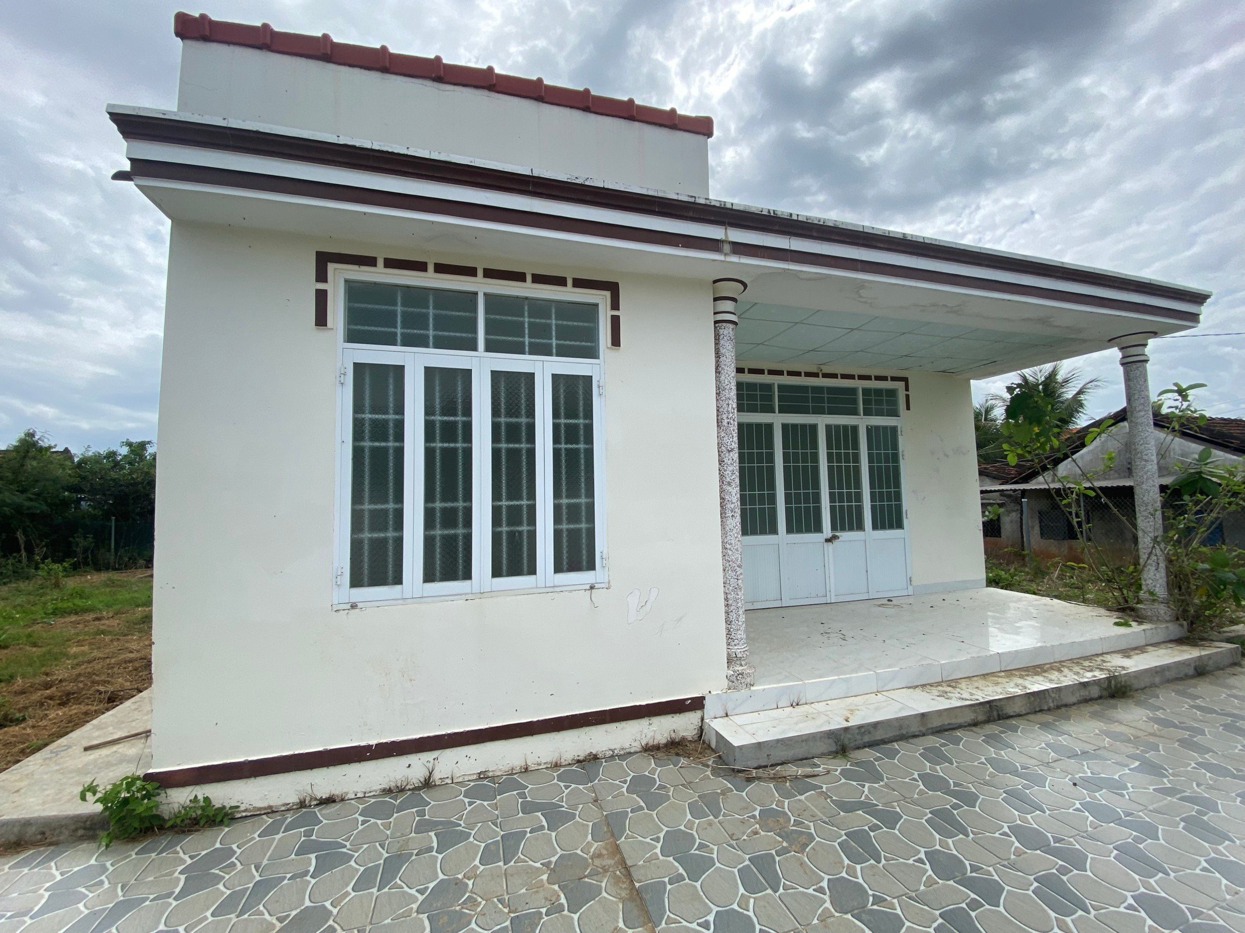 MÃ 954: (NH-10) BÁN ĐẤT TẶNG NHÀ CẤP 4 THÔN TÂN QUANG, NINH QUANG, NINH HÒA.