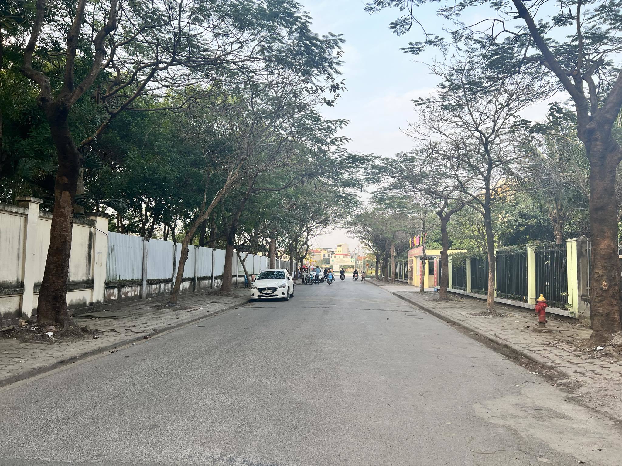 nhà đẹp Thạch Bàn 90m x 4tầng, mặt tiền 5.5m, vỉa hè, nở hậu, ôtô dừng đỗ ngày đêm