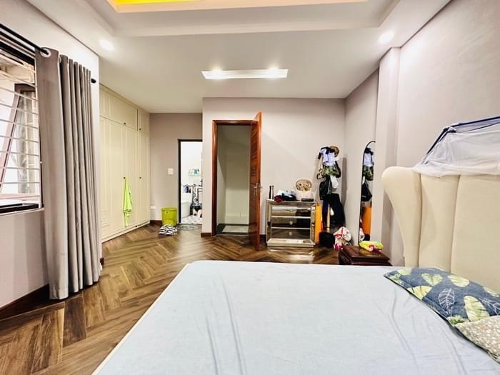 Bán nhà Phố Hào Nam hơn 5 tỷ 33m2, 5T, MT4m tặng full đồ xịn trung tâm quận Đống Đa