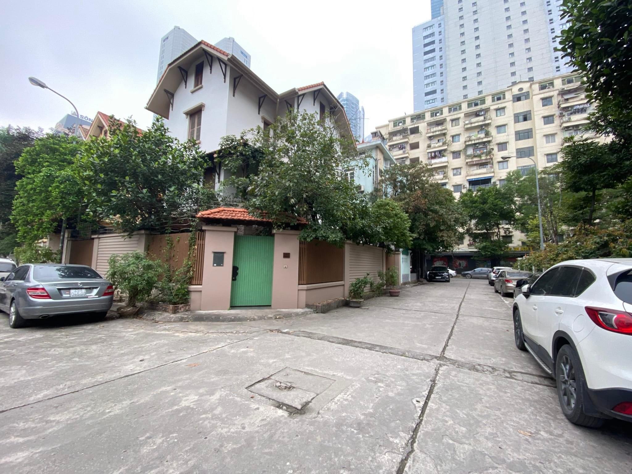 Siêu hiếm, Biệt thự Mễ Trì Hạ 200m2, 4 tầng lô góc, sát trường lomoloxop, giá 60 tỷ