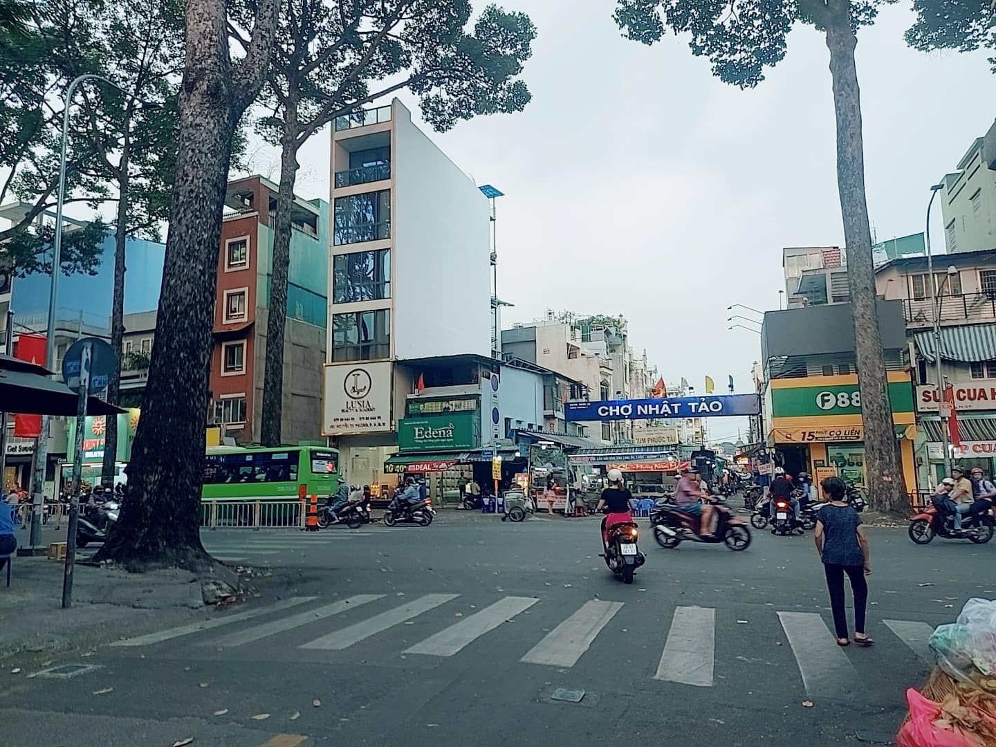 Nhà mặt tiền 2 Tầng Gía Cực Rẻ, kinh doanh rất sầm uất, đường Nhật Tảo Quận 10