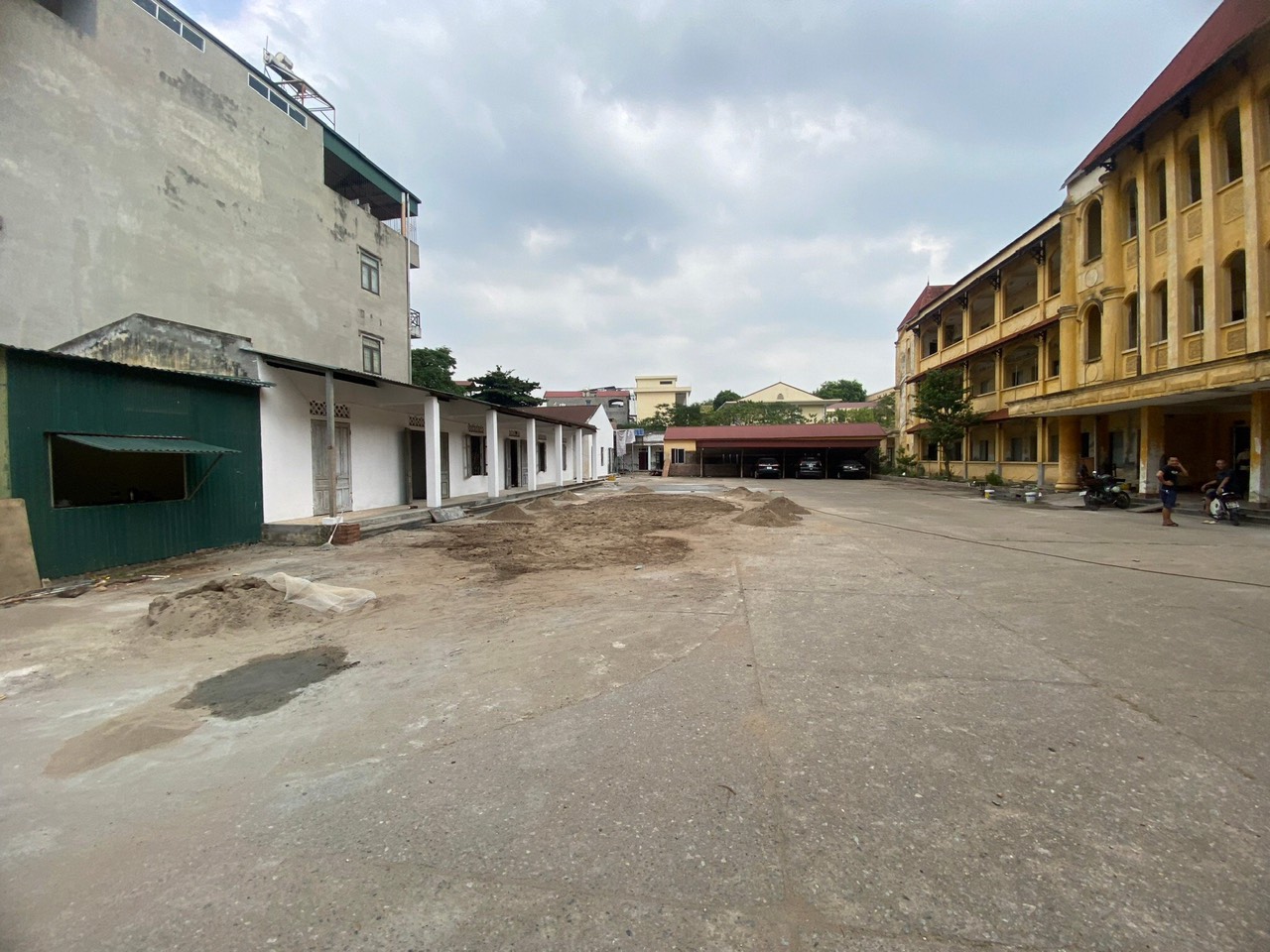 Cho thuê dãy nhà 3T phố Hà Huy Tập, Yên Viên, diện tích 1800m2 tiện làm trường học, giá 45k/m2