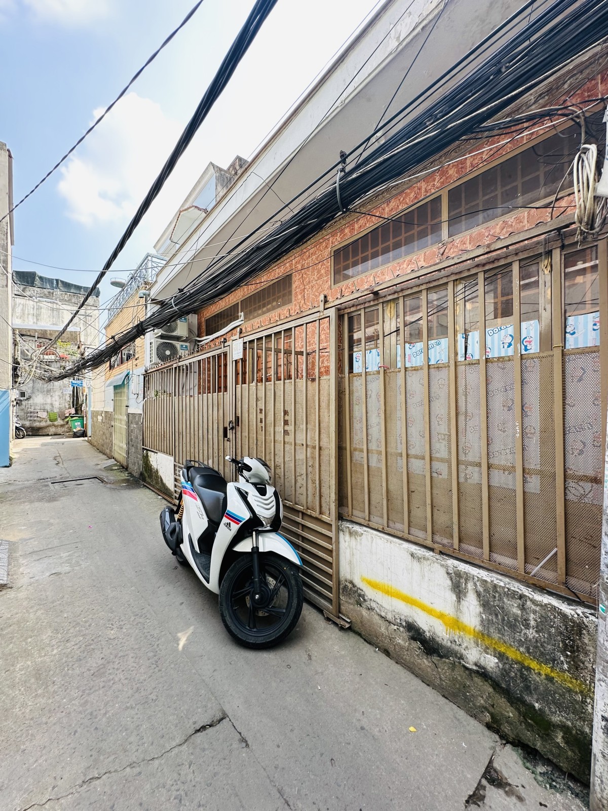 NHÀ CẤP 4 NGANG 7,3M NỠ HẬU 9,5M X 10M CHỈ COS4,2 TỶ , CÁCH 30M RA MẶT TIỀN , TIỆN XÂY MỚI 4 TẦNG , GẦN CÁC TIỆN ÍCH ,