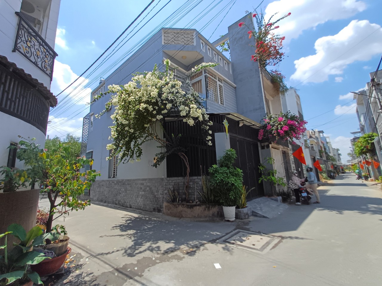 Bán nhà hẽm xe hơi Linh Đông, Thủ Đức. Lô góc, 3 tầng, Dt: 70m2, ngang 5m, giá 5.x tỷ.