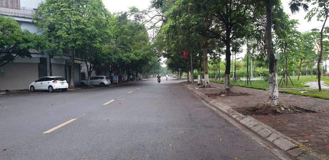 Bán GÂP trước TẾT! Nhà C4 TĐC Giang Biên, vỉa hè ô tô tránh, 40m2, giá hơn 4 tỷ.