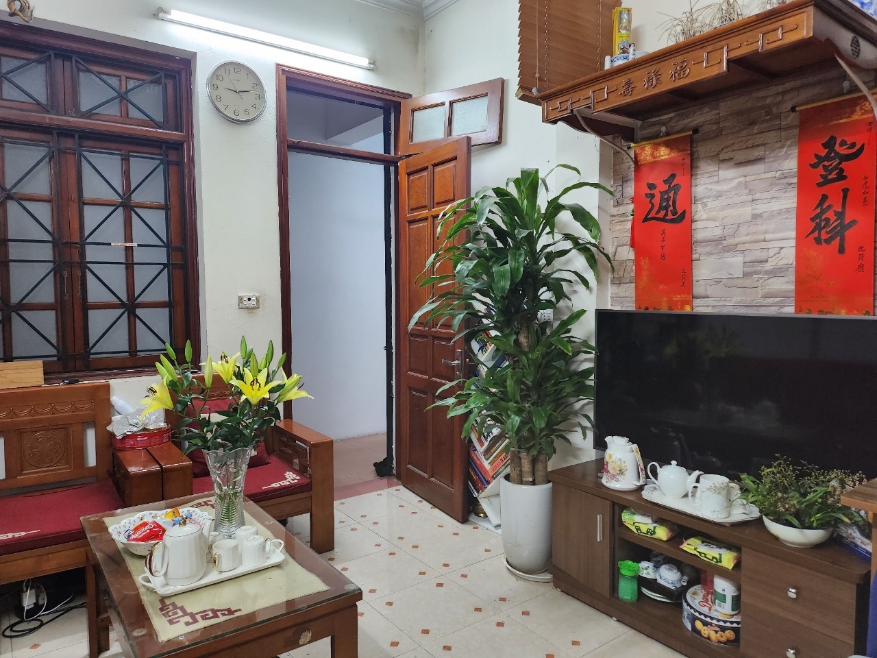 Chính chủ cần bán căn tập thể tầng 4 trong tòa nhà 6 tầng, mỗi tầng có 2 nhà tại phường Yên Hoà, quận Cầu Giấy, Hà Nội.