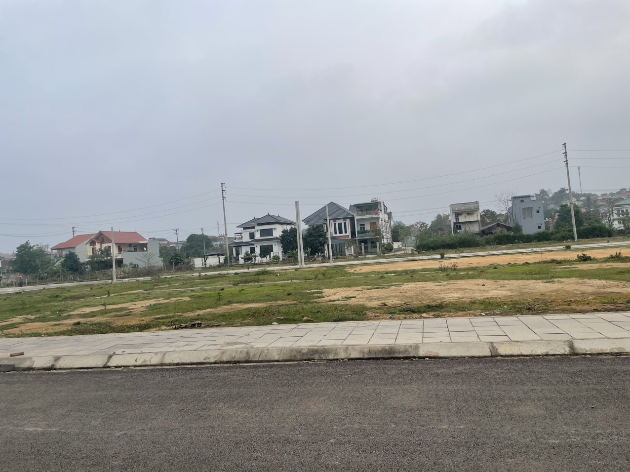 Cần bán hai ô đất liền kề khu Đồng Giang. Tổng Diện tích : 224,40m2 ( 12m x18,7m ) 100% thổ cư