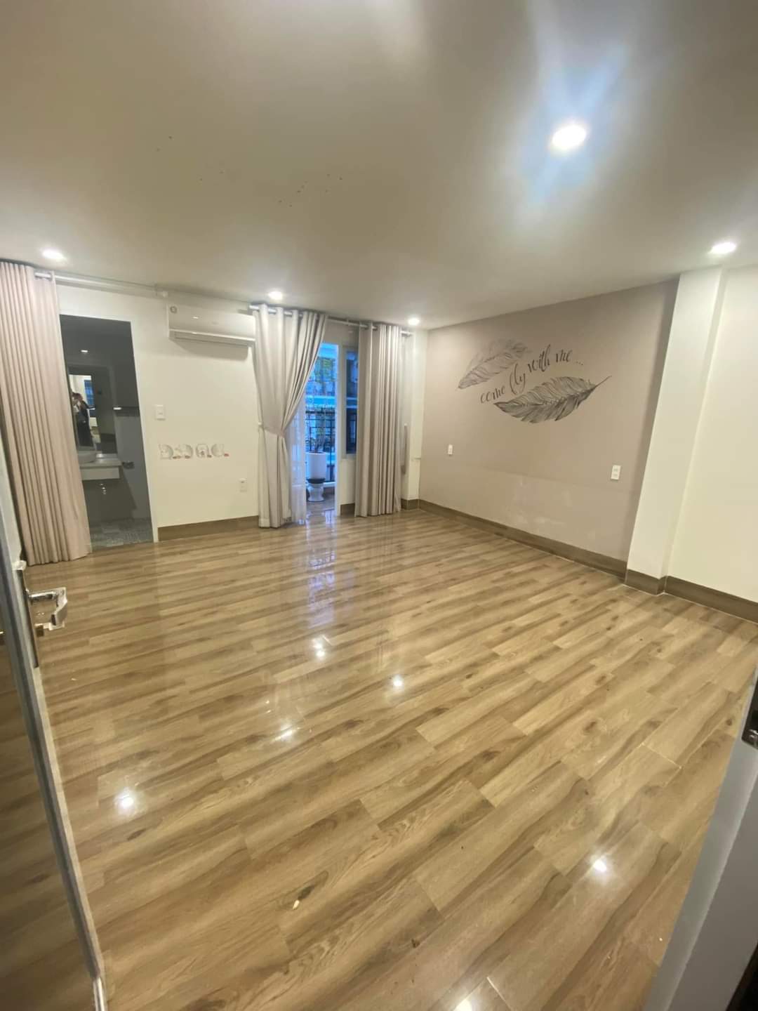 Cho thuê nhà mặt tiền giá rẻ 6 tầng đường Trần Bình Trọng, NT. Thanh toán linh hoạt