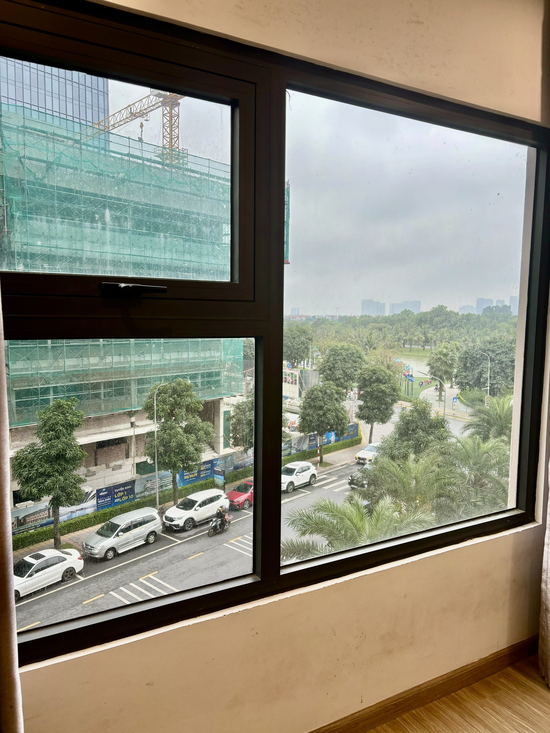 Chính chủ tôi cần bán căn hộ 2N2WC 62.8m2 căn góc, đã có sổ đỏ, nhà đầy đủ nội thất, tầng trung, hướng đông bắc.