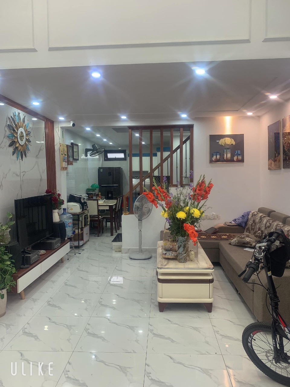 Bán nhà Miếu Hai Xã, diện tích 48m 3 tầng GIÁ 2.5 tỉ sân cổng riêng, gần Hồ Sen