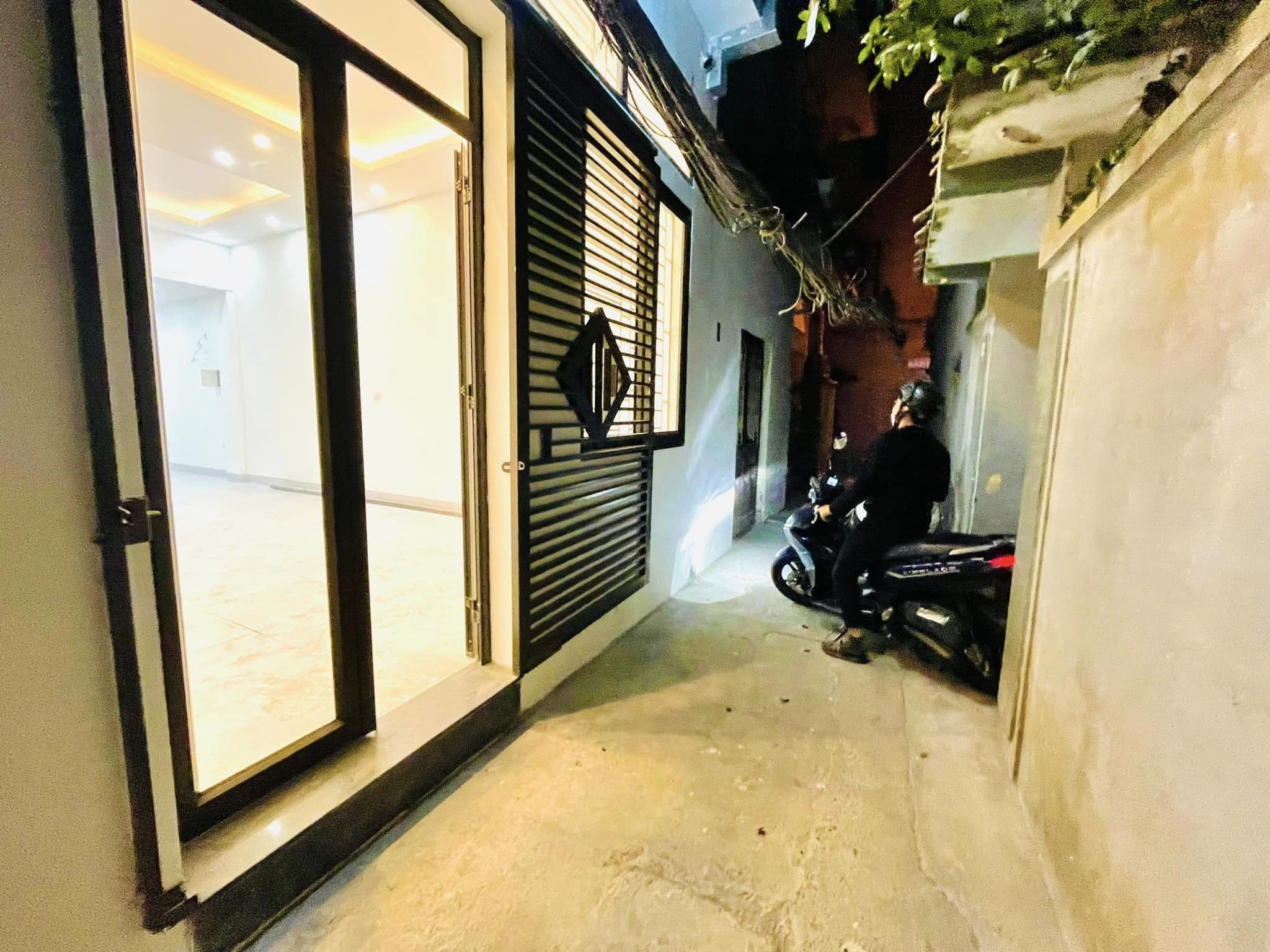 Bán Nhà Tại Phố Hoàng Ngân Ngõ rộng thông thoáng nhà dẹp ở ngay DT 45m 4 Tầng giá chào 5,85 Tỷ
