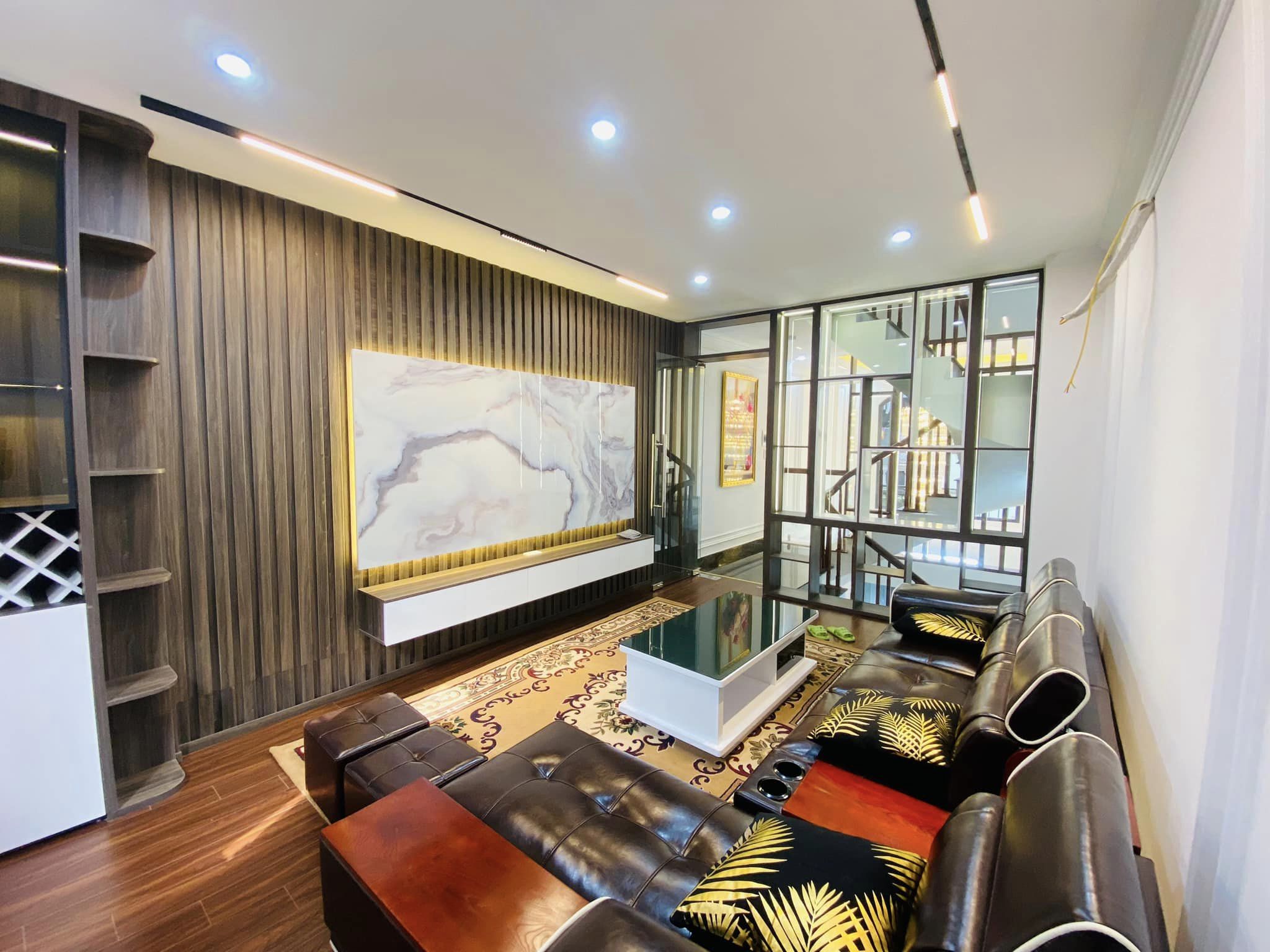 QUÁ ĐÁNG, Quá đáng đồng tiền phố Lạc Long Quân, nhà đẹp ở luôn, gần hồ tây 0569766799