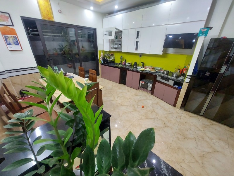 NHÀ PHỐ NGUYỄN VĂN CỪ - GARA- THANG MÁY- HÀNG XÓM WELLSPRING - BV TÂM ANH- VÀI PHÚT SANG PHỐ.