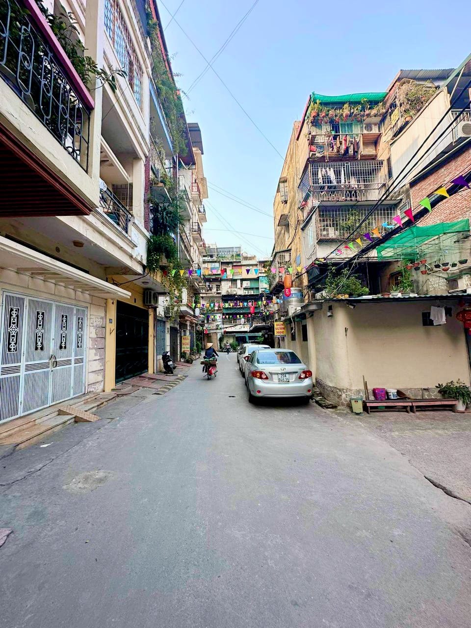 MẶT NGÕ TO NHƯ PHỐ - GẦN MẶT PHỐ 2 Ô TÔ TRÁNH NHAU - ÔTÔ VÀO NHÀ - PHỐ HÀO NAM .