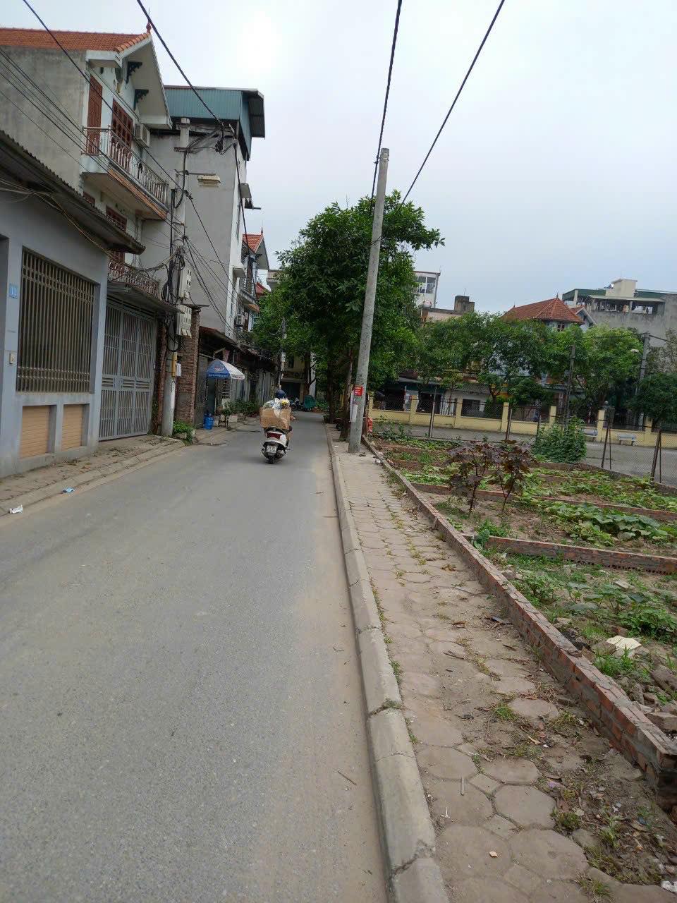 Bán đất trung tâm Cổ Bi –hàng F1 phân lô thôn Cam 45m2 mt hơn 4m ô tô tránh nhau.0982852808