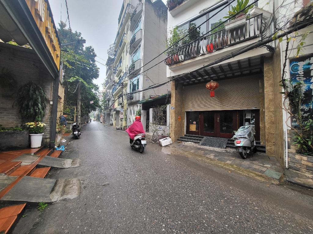 Bán nhà ngõ 604 Ngọc Thuỵ 58m x 3T, oto vào nhà giá nhỉnh 5 tỷ còn TL. LH: 0936123469