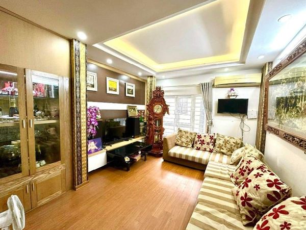 QUẬN ỦY CẦU GIẤY NHÀ 5 TẦNG lung linh DÂN XÂY 42m2 -mt4m 5.x tỷ