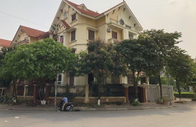 Cho thuê Biệt thự khu 31ha Trâu Quỳ -247m2 đường 13m 4 tầng sẵn phòng.0982852808