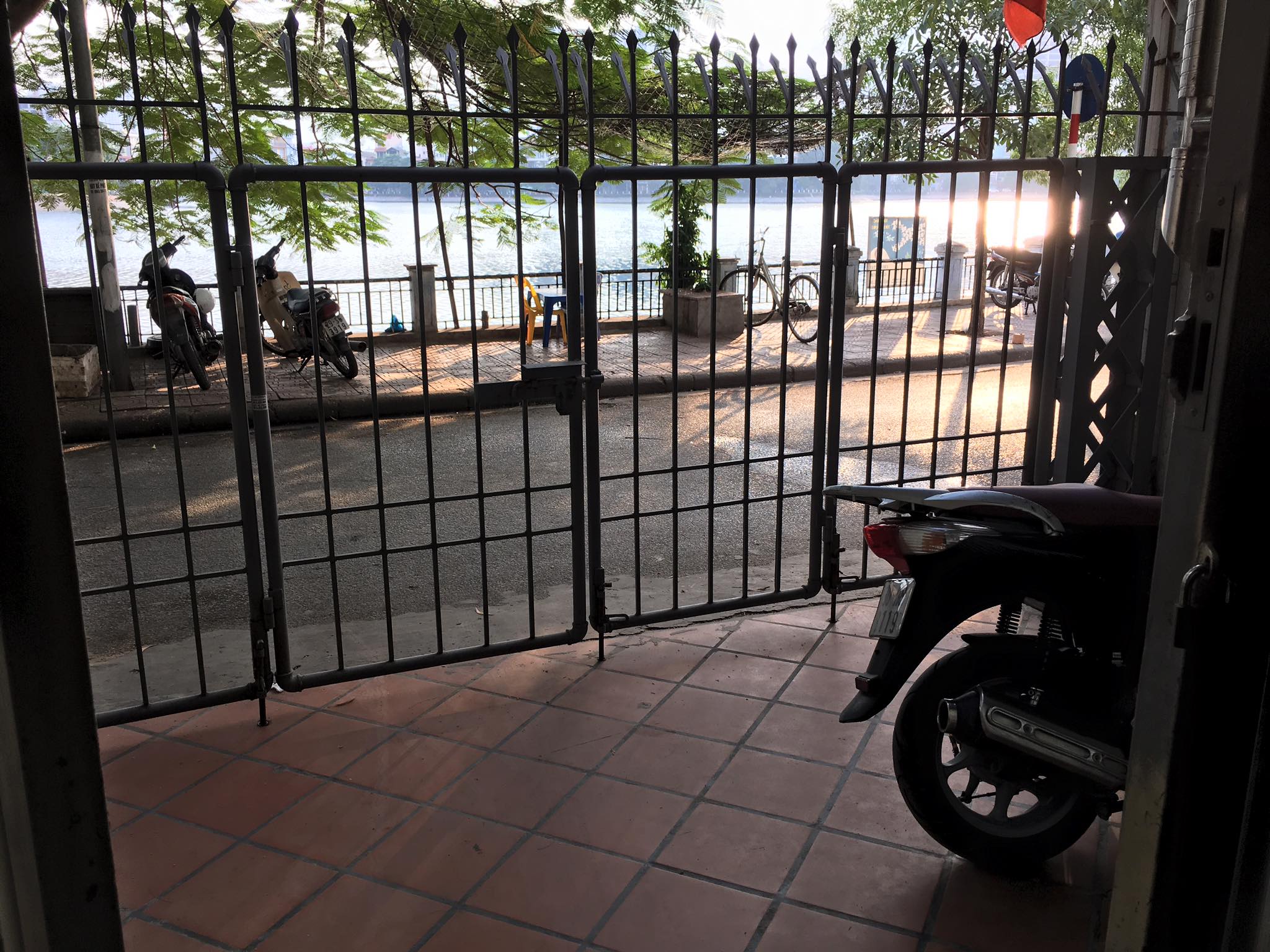 Nhà mặt hồ Hoàng Cầu Đống Đa kinh doanh nhỉnh 35 tỷ.