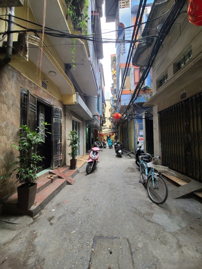 Bán nhà phố Thạch Bàn,40m,2 tầng, giá 2.9 tỷ.50m ô tô tránh nhau thoải mái.