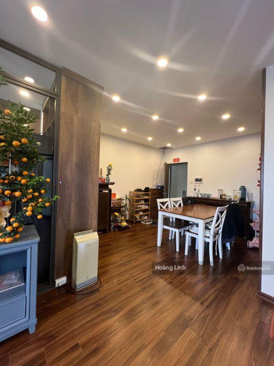 Bán căn hòa tòa 17T10 Nguyễn Thị Định, Cầu Giấy, 78m2, lô góc, 2 ngủ, giá 4 tỷ.