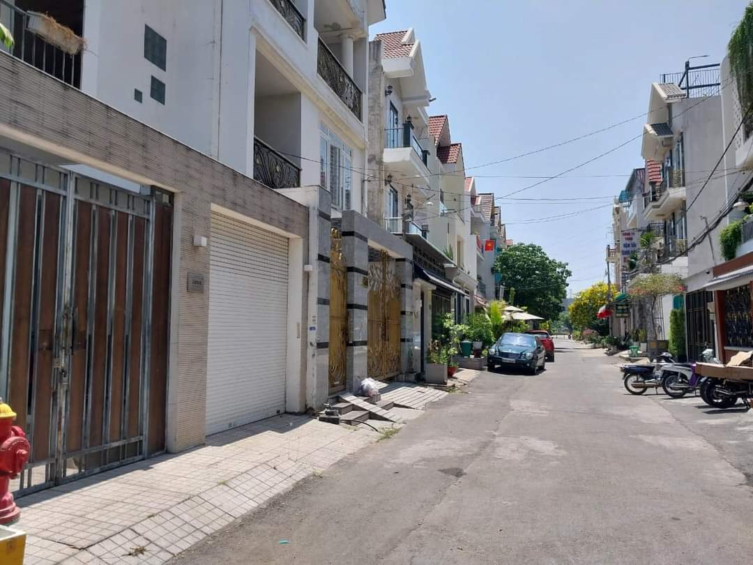 Bán GẤP nhà 4 tầng, 5.6x16.5m HXH Thạnh Lộc gần ngay Ngã Tư Ga Quận 12 nhỉnh 5 Tỷ