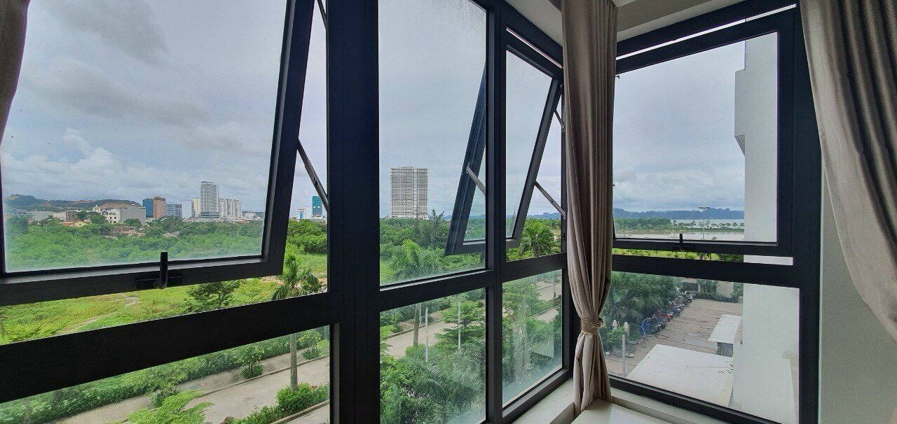 Cần bán căn chung cư 3 ngủ, 2 vệ sinh, nằm trên trục đường Hoàng Quốc Việt, vị trí siêu đẹp.