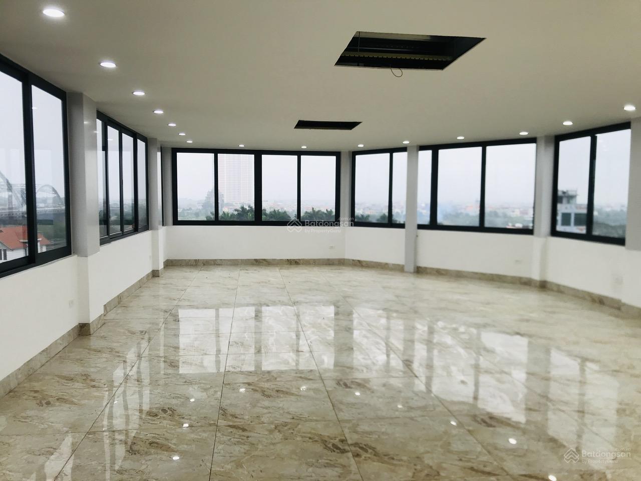 Cần cho thuê nhà tại Nam Đuống, Thượng Thanh, Long Biên. Nhà mới tinh có thang máy.