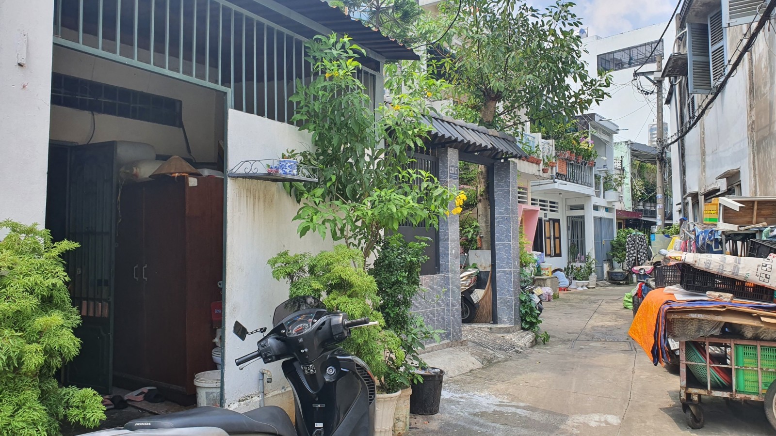 Bán nhà ở Hoàng Hoa Thám HXH 76 m2 giá chỉ nhỉnh 7 tỷ.