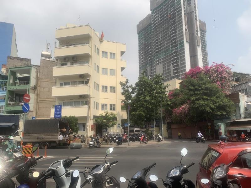 CHỦ HẠ NHIỆT 1TỶ5, GIÁ MỚI 9 TỶ QUẬN 1 DT 30M2 NGANG GẦN 4M, LÔ GÓC ĐƯỜNG TRƯỚC NHÀ 6M