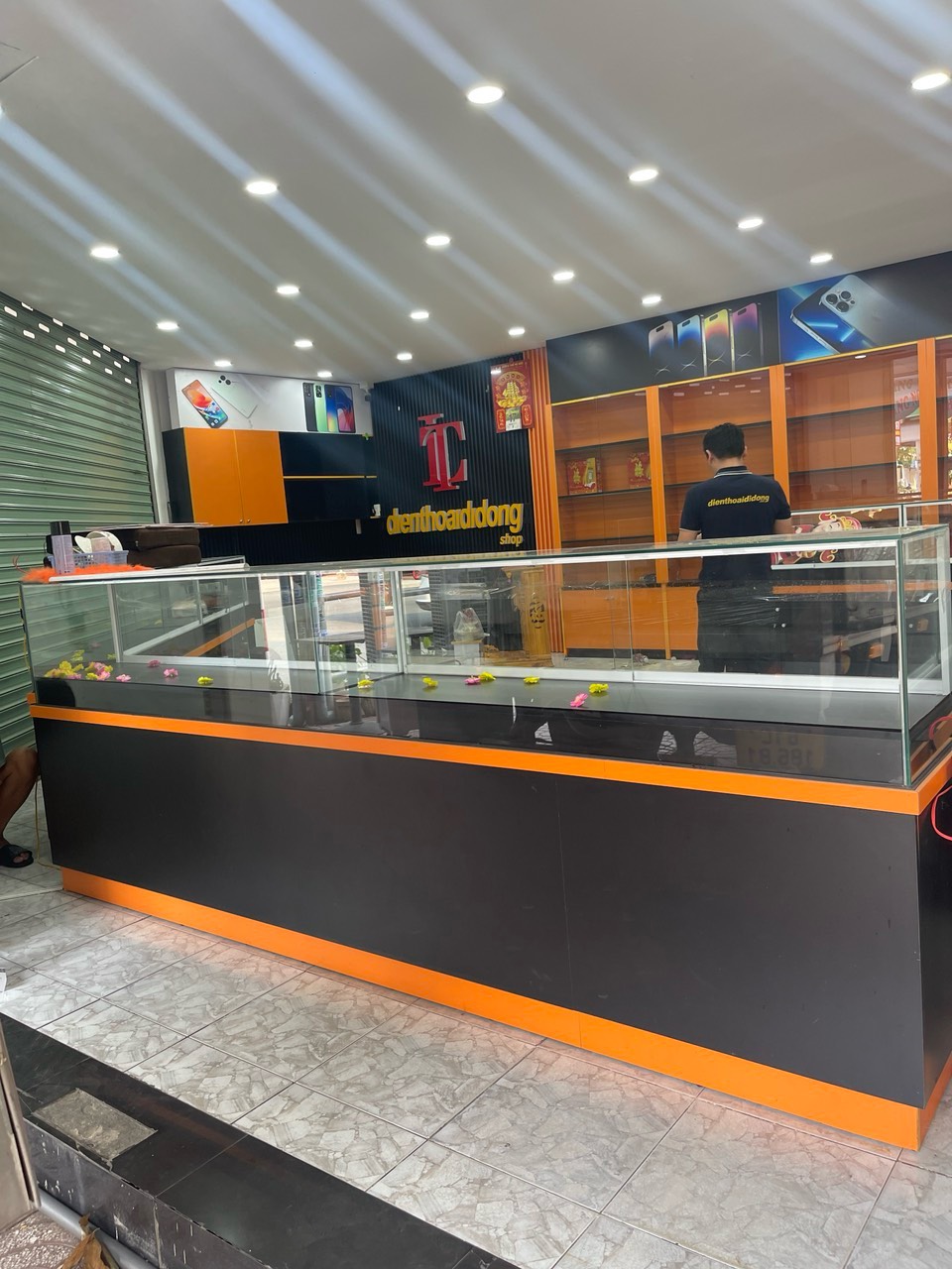 Mình cần thanh lý 2 tủ kính còn mới nguyên, tủ để điện thoại hoặc thuốc Tây đều được