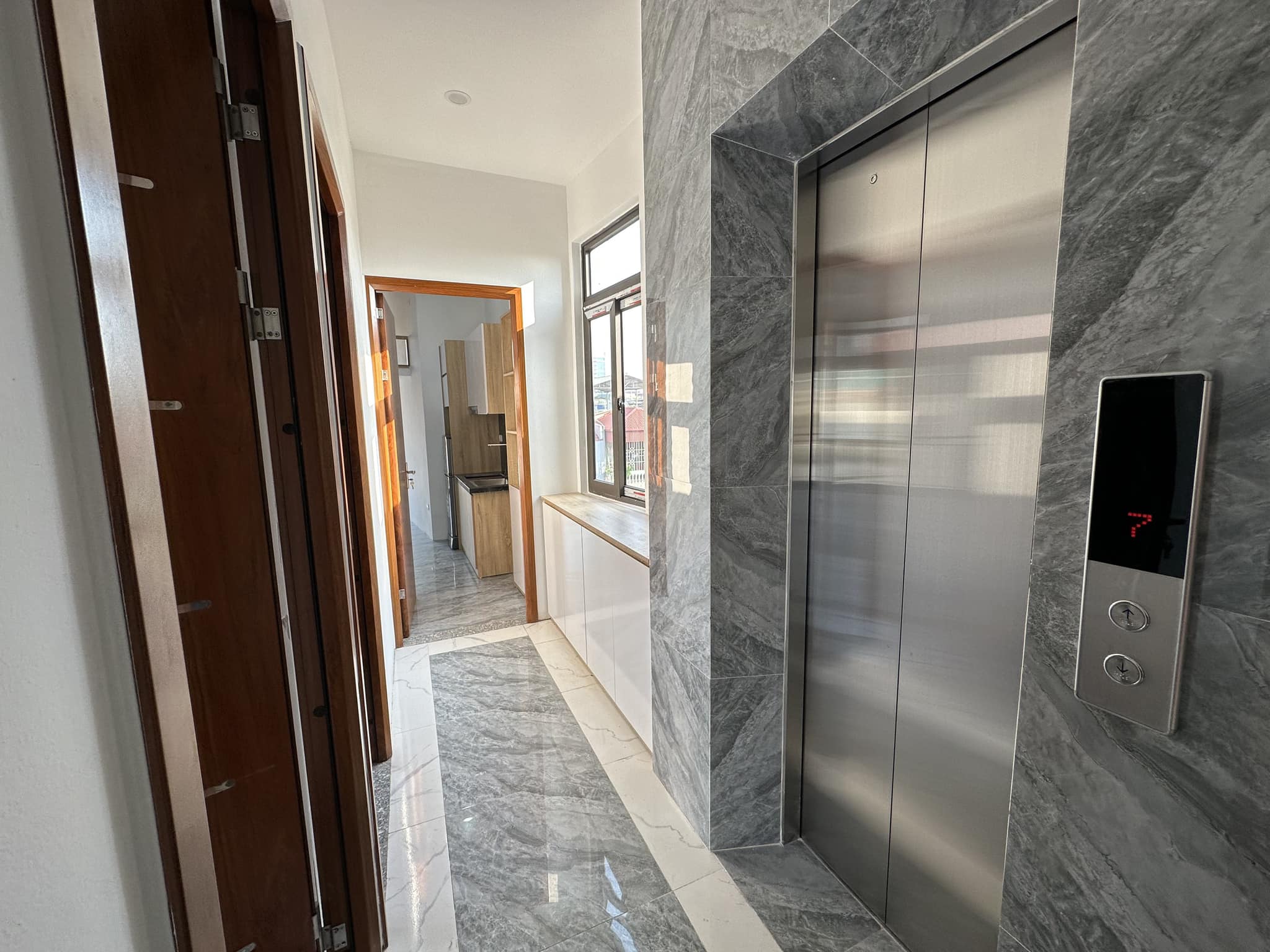 Bán siêu phẩm nhà Hào Nam Đống Đa 7 tầng Thang máy 16 căn hộ studio dthu 1.1 tỷ năm