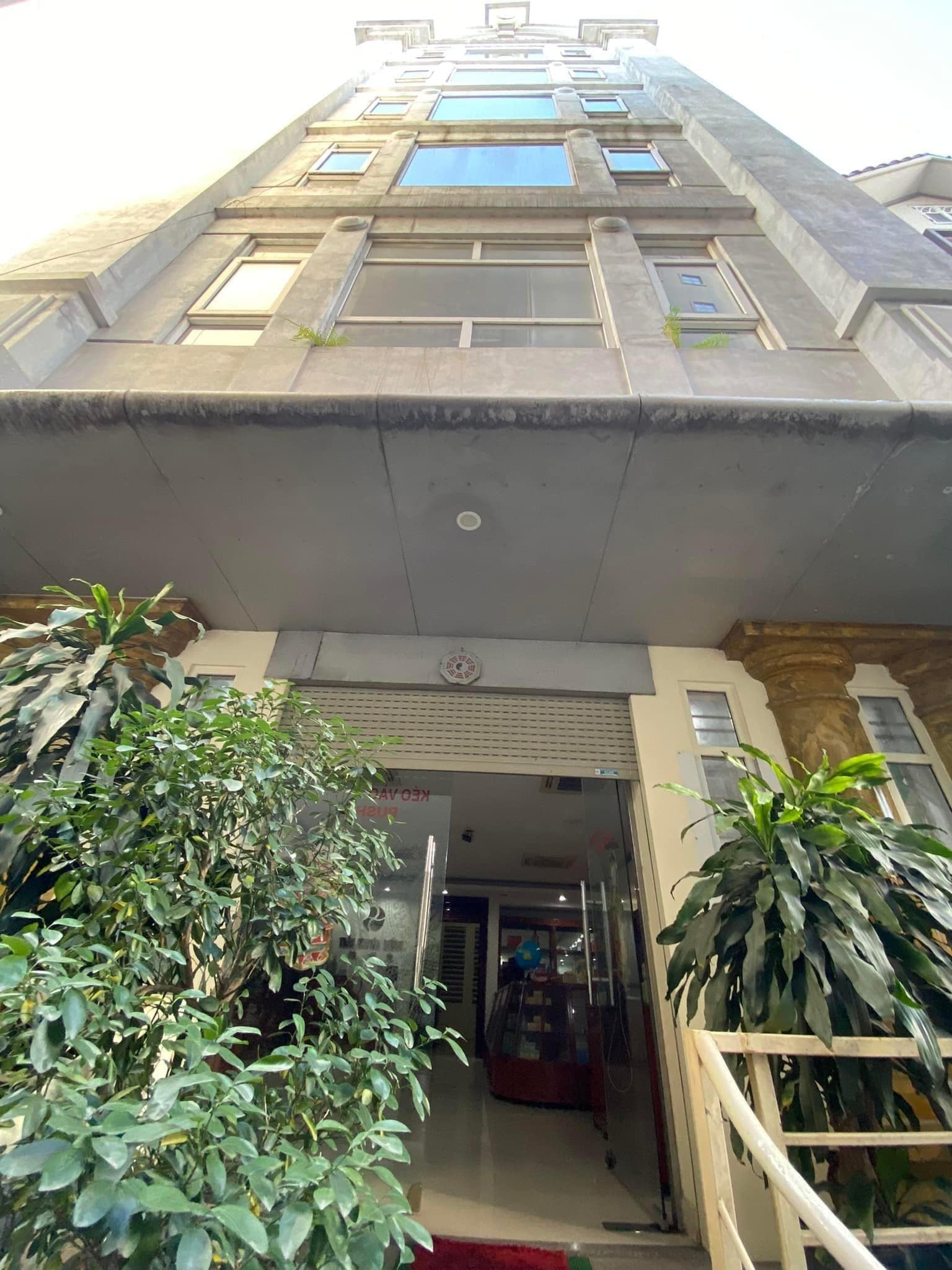 Bán Nhà Mặt Phố Quận Tây Hồ, Phố Lạc Long Quân 142m x 8T, Mt 8m. Giá 55 tỷ.