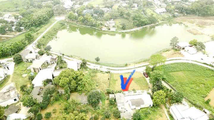 Hàng VIP hai mặt tiền, view hồ