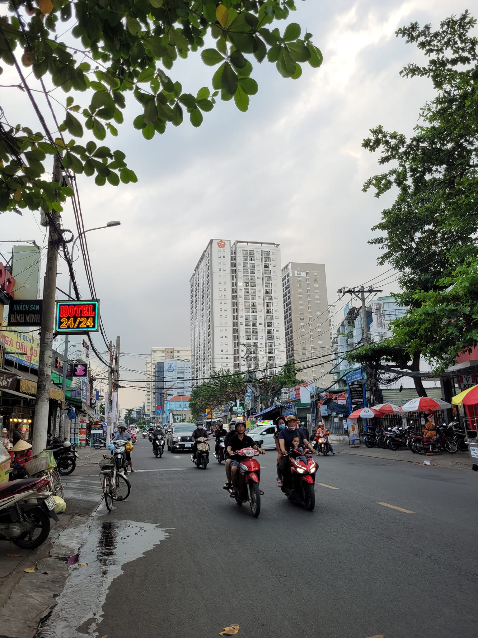 Xe hơi đậu trong nhà ngay Nguyễn Xí p13 Bình Thạnh ngang khủng 6.7x17m 104m2 2 tầng BTCT giá chỉ 11 tỷ 950 thương lượng