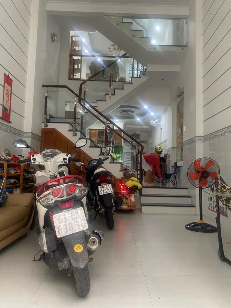 NHÀ 4 LẦU XE HƠI ĐẬU TRƯỚC CỬA ĐƯỜNG SỐ - P. TÂN QUY Q7, 8.9ty