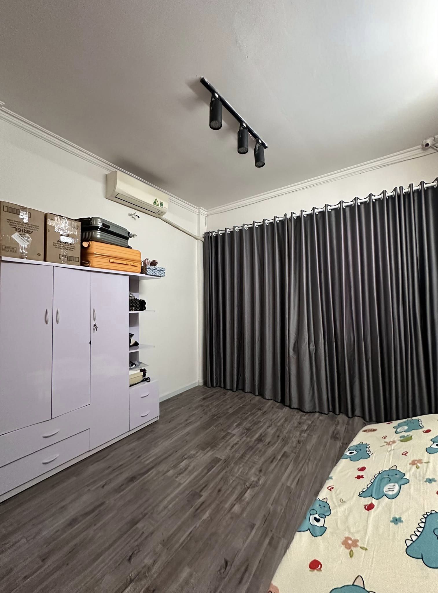 NHÀ 3 TẦNG - HẺM NHỰA 8M, THÔNG - ĐANG CHO THUÊ 19TR/ THÁNG - CÁCH VÀI CHỤC MÉT RA CỘNG HOÀ - TẶNG FULL NỘI THẤT - CÓ