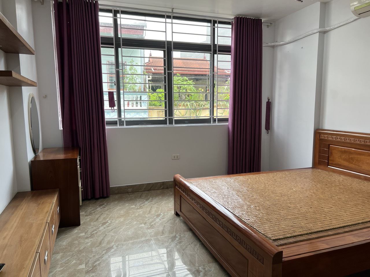 Cần cho thuê nhà tại Vũ Xuân Thiều, Long Biên. Nhà to rộng vừa ở vừa kinh doanh được.