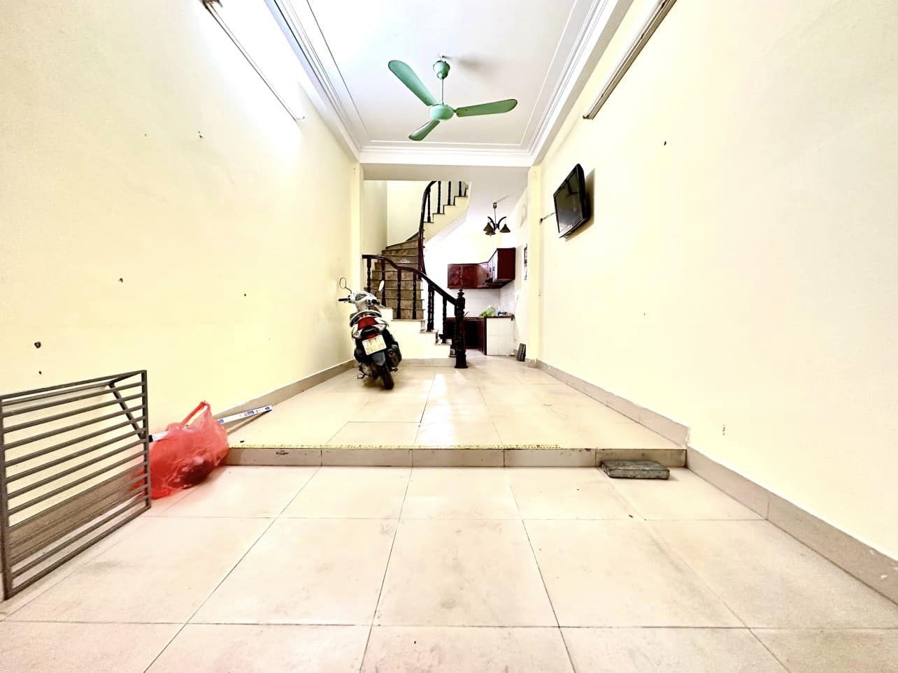 Bán nhà mặt phố Cự Lộc, DT 30m x 4 tầng, mặt phố kinh doanh sầm uất