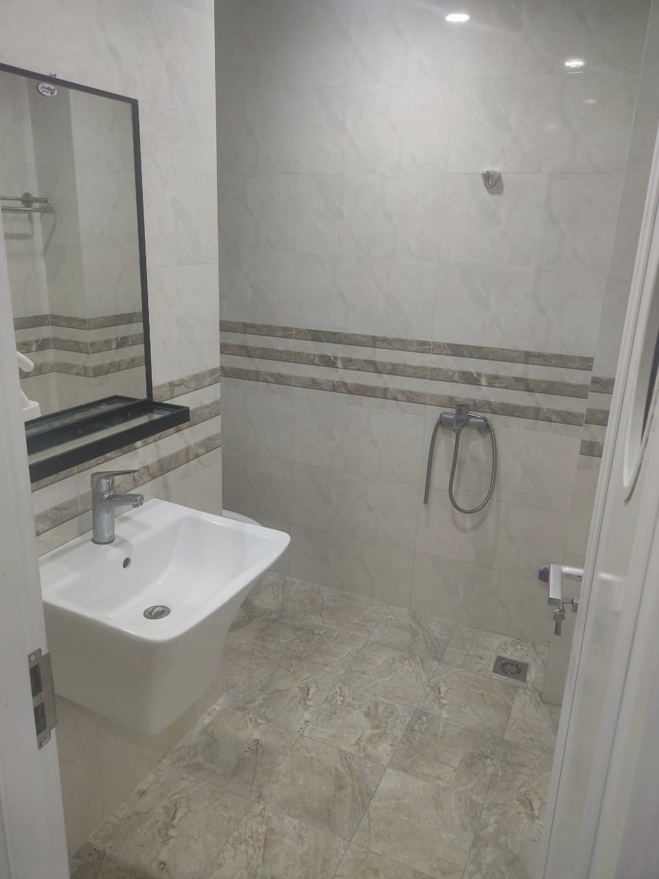 Cho thuê nhanh nhà tại Phố Trạm, Phường Thạch Bàn. Giá 10tr/tháng. LH 0367674345.