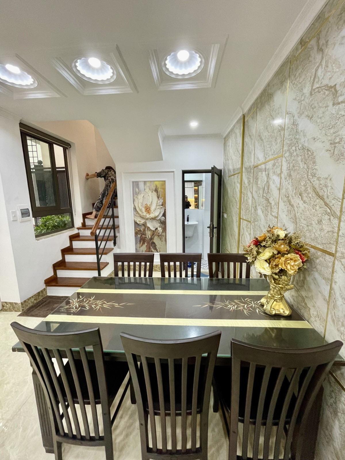 BÁN NHÀ NGÕ 79 CẦU GIẤY SIÊU ĐẸP NGÕ RỘNG THÔNG THOÁNG 37M2 x 5T MT 3,8M CHỈ 5,75 TỶ