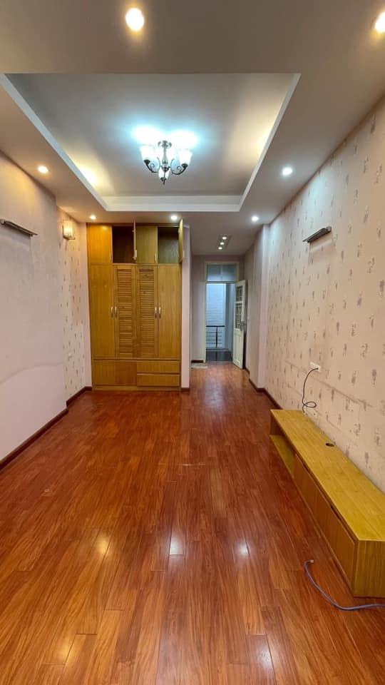 Cần cho thuê nhà tại Lâm Hạ, Bồ Đề. Ô tô đỗ trong nhà. LH: 0367674345.