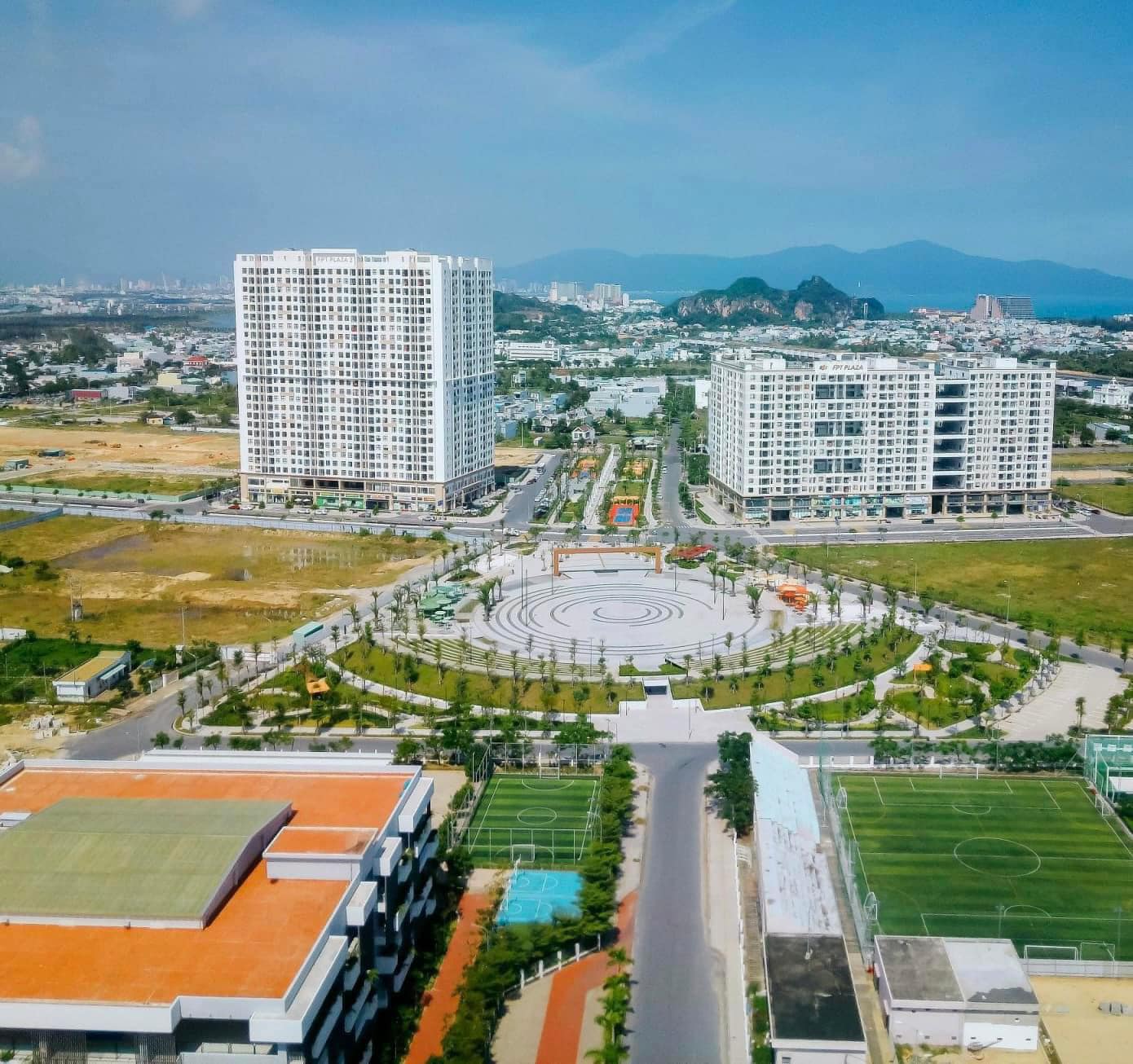 Căn Hộ View Biển Tầng Cao View Quảng Trường Ban Công Hướng Đông FPT Plaza 2 - Vạn Đạt Land.